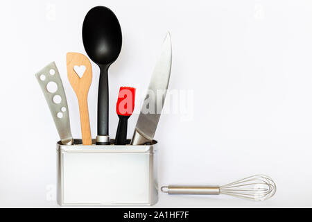 Auswahl an Küchenutensilien und kochen Tools in einem silbernen Metallgehäuse mit Kopie Raum auf weißem Hintergrund Stockfoto