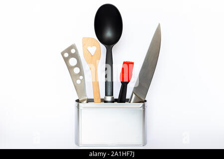 Auswahl an Küchenutensilien und kochen Tools in einem silbernen Metallgehäuse mit Kopie Raum auf weißem Hintergrund Stockfoto