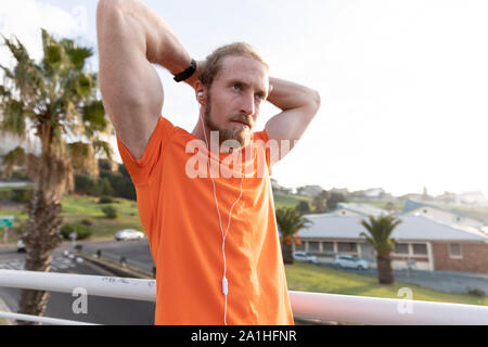 Mann Ausübung auf einem Steg Stockfoto