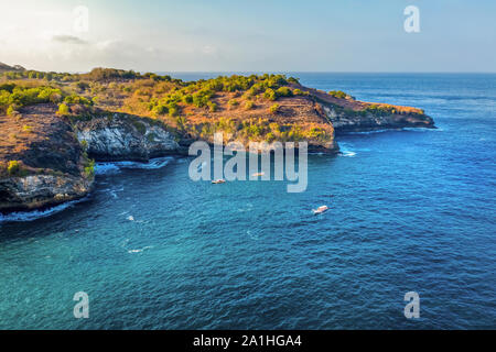 Herrlichen Blick auf die einzigartigen natürlichen Felsen in Angel's Billabong Strand im Osten der Insel Nusa Penida, Bali, Indonesien. Luftaufnahme. Stockfoto