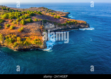 Herrlichen Blick auf die einzigartigen natürlichen Felsen in Angel's Billabong Strand im Osten der Insel Nusa Penida, Bali, Indonesien. Luftaufnahme. Stockfoto