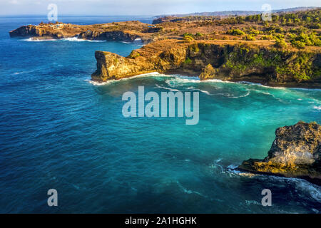 Herrlichen Blick auf die einzigartigen natürlichen Felsen in Angel's Billabong Strand im Osten der Insel Nusa Penida, Bali, Indonesien. Luftaufnahme. Stockfoto