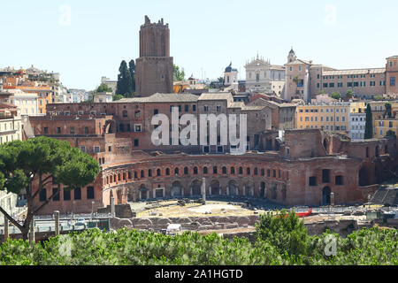 Bleibt der semi-Rundschreiben Trajan Markt mit dem Torre delle Milizie, Rom Stockfoto