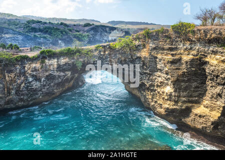 Herrlichen Blick auf die einzigartigen natürlichen Felsen in Angel's Billabong Strand im Osten der Insel Nusa Penida, Bali, Indonesien. Luftaufnahme. Stockfoto