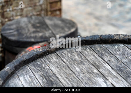 Alten Holzfass auf der Straße Stockfoto