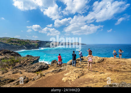 Reisen Menschen mit Rucksack und in kurzen Hosen auf den Ozean, Klippen und tropischen Strand Hintergrund. Angel's Billabong Beach, Nusa Penida, Indonesien. Stockfoto