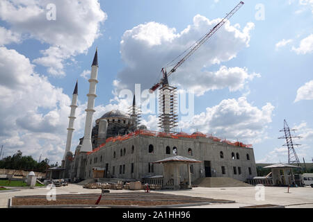 Simferopol, Russland. 25. Juli, 2019. Baustelle des Großen Freitag Moschee am Rande der Hauptstadt der Krim. Die größte Moschee in Osteuropa gibt es gebaut werden. Die Kirche wird sich 24 Kuppeln. Krimtataren stellen die Mehrheit der muslimischen Gemeinschaft auf der Halbinsel. Sanktionen und hohe Preise, sondern auch grosse Projekte und hoffen: Fünf Jahre nach der Annexion der Krim, Russland baut seine Macht auf der Halbinsel am Schwarzen Meer. (Dpa-Geschichte: 'Russischen' Leben auf der Krim) Quelle: Ulf Mauder/dpa/Alamy leben Nachrichten Stockfoto