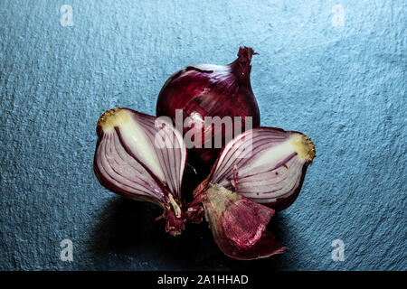 Quartal rote Zwiebeln schälen Stockfoto