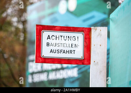 Frankfurt am Main, Deutschland. 26 Sep, 2019. Bau-Zeichen vor dem Plakat der Akademie, Funktion, Allgemein, randmotiv, der Grundsteinlegung für das neue DFB und seine Akademie am 26.09.2019 in Frankfurt/Deutschland. | Verwendung der weltweiten Kredit: dpa/Alamy Leben Nachrichten Quelle: dpa Picture alliance/Alamy leben Nachrichten Stockfoto