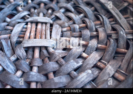 Leere graue Weidenkorb Base. Kreismuster. Handwerk Konzept. Stockfoto