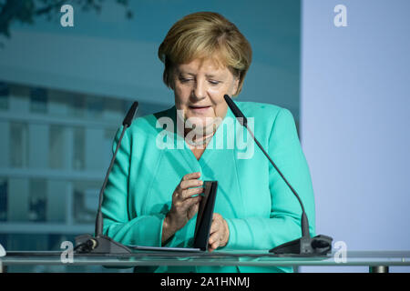 Frankfurt am Main, Deutschland. 26 Sep, 2019. Dr. Angela Merkel (Bundeskanzlerin GER) beginnt Ihre rede, rede, halb Bild, halb Abbildung, Grundsteinlegung für die neue DFB-und seine Akademie am 26.09.2019 in Frankfurt/Deutschland. | Verwendung der weltweiten Kredit: dpa/Alamy Leben Nachrichten Quelle: dpa Picture alliance/Alamy leben Nachrichten Stockfoto