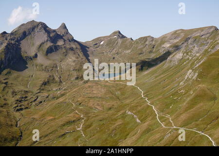 Wanderweg um den See Bachalpsee über Grindelwald im Berner Oberland, Schweiz. Spätsommer Antenne Landschaft Panorama. Stockfoto