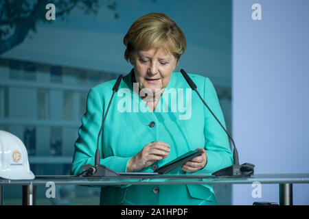 Frankfurt am Main, Deutschland. 26 Sep, 2019. Dr. Angela Merkel (Bundeskanzlerin GER) beginnt Ihre rede, rede, halb Bild, halb Abbildung, Grundsteinlegung für die neue DFB-und seine Akademie am 26.09.2019 in Frankfurt/Deutschland. | Verwendung der weltweiten Kredit: dpa/Alamy Leben Nachrichten Quelle: dpa Picture alliance/Alamy leben Nachrichten Stockfoto