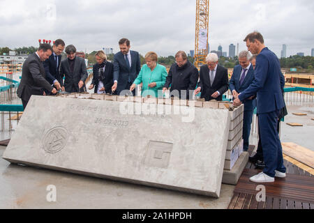 Frankfurt am Main, Deutschland. 26 Sep, 2019. Von links nach rechts Stephan OSNABRUEGGE links, (OsnabrÃ gge, Schatzmeister, DFB), Oliver Bierhoff (Manager, GER), Joachim Loew (Löw, Jogi, Trainer, Coach, GER), Martina Voss - TECKLENBURG (Trainer, Coach, Trainer, GER), dr. Friedrich CURTIUS (DFB-Generalsekretär), dr. Bundeskanzlerin Angela Merkel (GER), dr. Rainer Koch (1. DFB-Vizepräsident), Dr. Ing. Reinhard Rauball (Präsident der DFL, DFB-Vizepräsident), Peter Feldmann (Bürgermeister von Frankfurt), Peter MATTEO (Geschäftsführer der groben und Partner, Gerhard Wittfeld (Architekt), vollständige Abbildung, Querformat, Festlegung der Fo Stockfoto