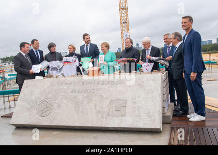 Frankfurt am Main, Deutschland. 26 Sep, 2019. Von links nach rechts Stephan OSNABRUEGGE links, (OsnabrÃ gge, Schatzmeister, DFB), Oliver Bierhoff (Manager, GER), Joachim Loew (Löw, Jogi, Trainer, Coach, GER), Martina Voss - TECKLENBURG (Trainer, Coach, Trainer, GER), dr. Friedrich CURTIUS (DFB-Generalsekretär), dr. Bundeskanzlerin Angela Merkel (GER), dr. Rainer Koch (1. DFB-Vizepräsident), Dr. Ing. Reinhard Rauball (Präsident der DFL, DFB-Vizepräsident), Peter Feldmann (Bürgermeister von Frankfurt), Peter MATTEO (Geschäftsführer der groben und Partner, Gerhard Wittfeld (Architekt), vollständige Abbildung, Querformat, Festlegung der Fo Stockfoto