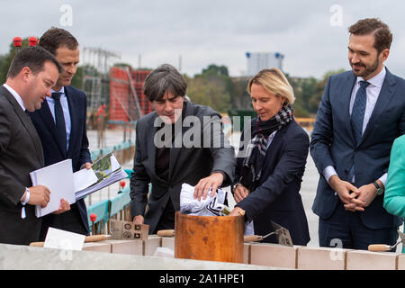 Frankfurt am Main, Deutschland. 26 Sep, 2019. Von links nach rechts Stephan OSNABRUEGGE links, (OsnabrÃ gge, Schatzmeister, DFB), Oliver Bierhoff (Manager, GER), Joachim Loew (Löw, Jogi, Trainer, Coach, GER), Martina Voss - TECKLENBURG (Trainer, Coach, Trainer, GER), dr. Friedrich CURTIUS (DFB-Generalsekretär), Trikots, Wimpel und Dokumente in der Time Capsule, halb Bild, halb Abbildung, Querformat, mit der Grundsteinlegung für das neue DFB und seine Akademie am 26.09.2019 in Frankfurt/Deutschland. | Verwendung der weltweiten Kredit: dpa Picture alliance/Alamy leben Nachrichten Stockfoto