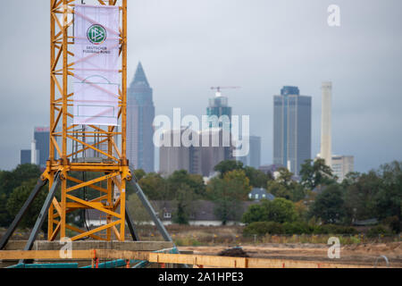 Frankfurt am Main, Deutschland. 26 Sep, 2019. Die Baustelle des DFB vor der Skyline von Frankfurt, Funktion, Allgemein, Rand Motiv, mit der Grundsteinlegung für das neue DFB und seine Akademie am 26.09.2019 in Frankfurt/Deutschland. | Verwendung der weltweiten Kredit: dpa/Alamy Leben Nachrichten Quelle: dpa Picture alliance/Alamy leben Nachrichten Stockfoto