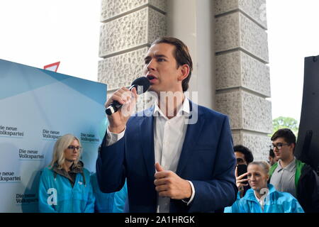 Wien, Österreich. 27. September 2019. Beginn der letzten Offensive mit Sebastian Kurz, Spitzenkandidat der Neuen Volkspartei Österreich für die Nationalratswahl 2019 in Lichtenfeldgasse 7 im 1. Bezirk in Wien am 27. September 2019. Kredit: Franz Perc / Alamy Live News Stockfoto