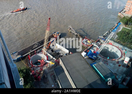 Thames Tideway Super Kanalisation site durch Heathwall Pumpstation an der Themse in neun Elms in London. 8. August 2019. Stockfoto