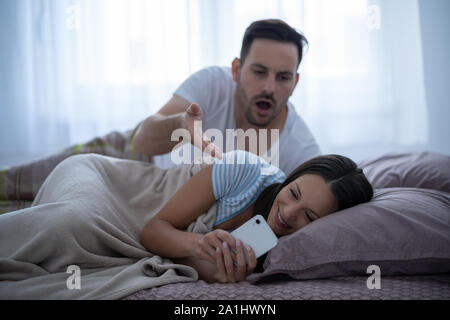 Frau betrügt ihren Mann. Stockfoto