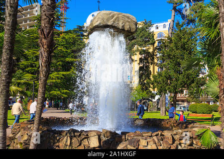 Batumi, Georgien - 30. April 2017: Brunnen, Palmen und Menschen in 6. Mai Park Stockfoto