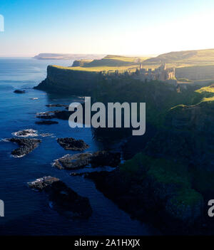 Antenne von Dunluce Castle an der Causeway Coast in der Grafschaft Antrim Stockfoto