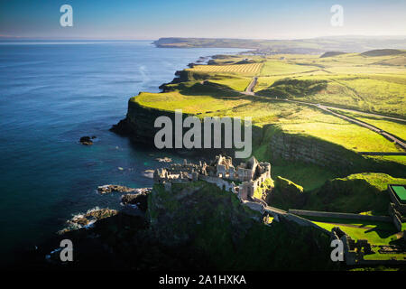 Antenne von Dunluce Castle an der Causeway Coast in der Grafschaft Antrim Stockfoto