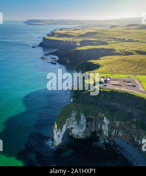 Antenne von Dunluce Castle an der Causeway Coast in der Grafschaft Antrim Stockfoto