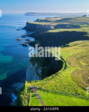 Antenne von Dunluce Castle an der Causeway Coast in der Grafschaft Antrim Stockfoto