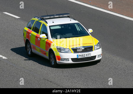 Škoda Octavia TDI CR 4X4 Medical Support Unit, United Kingdom Special Forces Medical Group; UK Vehicular Traffic, Transport, Modern, Saloon Cars, fahren Sie auf der Autobahn M6 mit 3 Fahrspuren in südlicher Richtung. Stockfoto