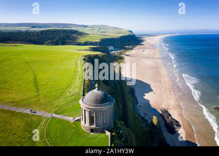 Luftaufnahme des Mussenden Temple und Downhill Ausrichtung im County Derry Stockfoto