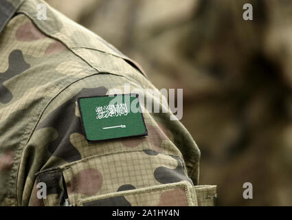 Flagge von Saudi-Arabien auf militärischen Uniformen (Collage). Stockfoto