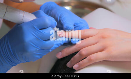 Frau in einem Nagelstudio erhalten eine Maniküre von einer Kosmetikerin Stockfoto