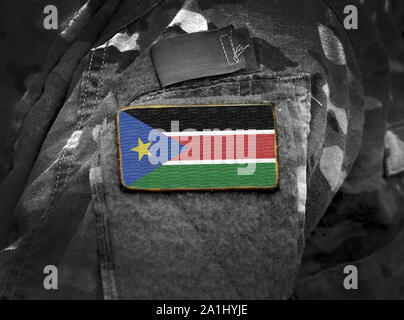 Flagge des Südsudan auf der Uniform. Armee, Soldaten, Afrika (Collage). Stockfoto