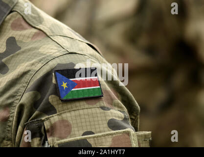 Flagge des Südsudan auf der Uniform. Armee, Soldaten, Afrika (Collage). Stockfoto