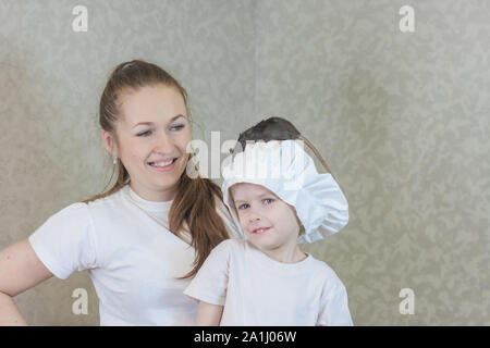 Familie kochen Konzept. Mutter und Sohn mit einer Ratte posieren. Familie in der Köche Kostüme spielen Sie mit der Maus. Stockfoto