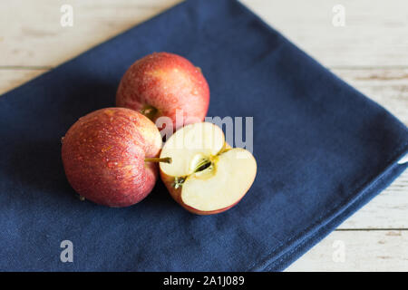 Rote Äpfel Reif auf Tisch Serviette hautnah. Stockfoto