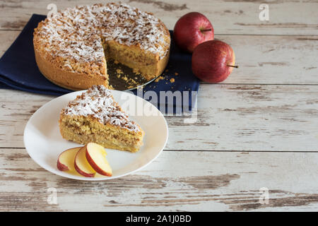 Hausgemachte geriebener Apfelkuchen. Dessert bereit zu essen. Stockfoto