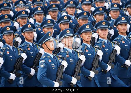 Peking, China. 11 Sep, 2019. Chinesische Soldaten nehmen an Parade Training für die kommenden nationalen Tag feiern in Peking, der Hauptstadt von China, Sept. 11, 2019. Die Teilnehmer freuen sich auf die geplante militärische Parade in Peking den 70. Jahrestag der Gründung der Volksrepublik China am 1. Oktober zu feiern. Credit: Li Gang/Xinhua/Alamy leben Nachrichten Stockfoto