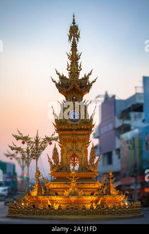 Die wunderschöne Uhrturm in Chiang Rai Square von einem berühmten thailändische Künstler erstellt. In der Nacht gab es Symphonie der spektakulären Licht Farben und soun Stockfoto