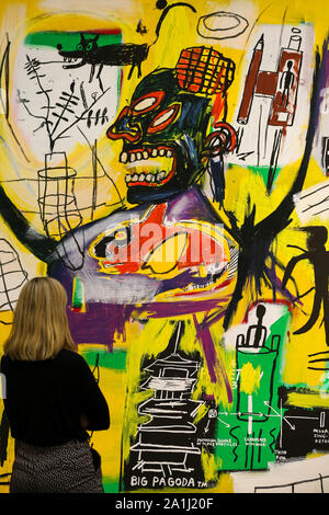 London Sotheby's, London, Großbritannien. 27. September 2019 - ein Mitarbeiter anzeigen Jean-Michel Basquiat's Kunstwerk mit dem Titel 'Pyro' während der Vorschau von SothebyÕs Frieze Week zeitgenössische Kunst verkaufen. Die Auktion findet am 3. Oktober 2019. Credit: Dinendra Haria/Alamy leben Nachrichten Stockfoto