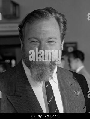 British Film star James Robertson Justice bei der Ankunft am Londoner Flughafen vom Filmfestival in Cannes. Stockfoto