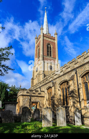St. Michaels Kirche in der Innenstadt von Bishops Stortford, auf dem Fluss Stort, High Street mit ihren Geschäften und Gebäuden, Hertfordshire, England, UK gb Stockfoto