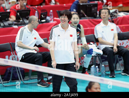 (190927) - OSAKA, Sept. 27, 2019 (Xinhua) - Cheftrainer der China Lang Ping (C) reagiert während der Round Robin Match zwischen China und die Niederlande bei der 2019 der FIVB Frauen-WM in Osaka, Japan, Sept. 27, 2019. (Xinhua / Du Xiaoyi) Stockfoto