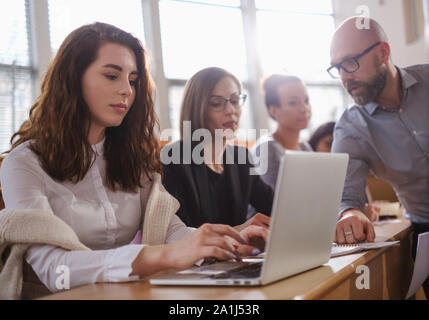 Dozent und multinationale Gruppe von Studenten in einem Hörsaal Stockfoto