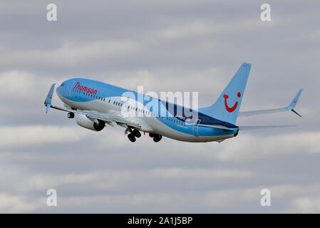 G-TAWO TUI Airways Boeing 737-800 Stockfoto