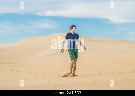 Ein Mann ist zu Fuß in der Wüste Vietnam Mui Ne. Stockfoto