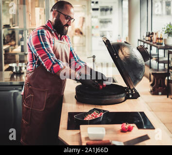 Küchenchef bereiten gegrilltes Gemüse in einem Restaurant Stockfoto