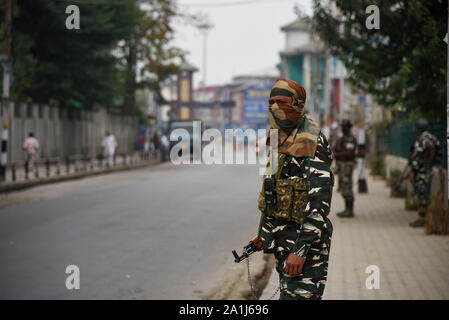 Srinagar, Kashmir. 27 Sep, 2019. Eine paramilitärische Trooper steht auf Guard während der Beschränkungen in Srinagar. Nach der Aufhebung von Artikel 370, die den besonderen Status in Jammu und Kaschmir gibt, staatliche Behörden auferlegten Beschränkungen über Kaschmir Proteste zu verhindern. Credit: SOPA Images Limited/Alamy leben Nachrichten Stockfoto