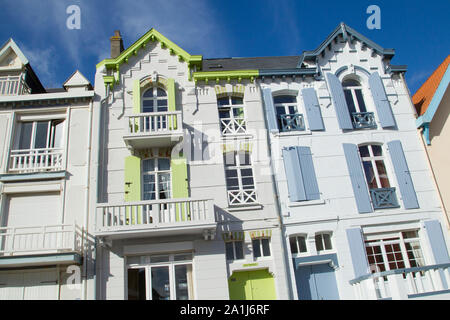 Boulogne-sur-Mer (Frankreich), entlang der "Côte d'Opale" Küste. Villen der Belle Epoque, schöne Zeit, entlang der Uferpromenade Stockfoto